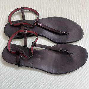 Gucci Black Leather Thong Sandals with Red and Green Webbing